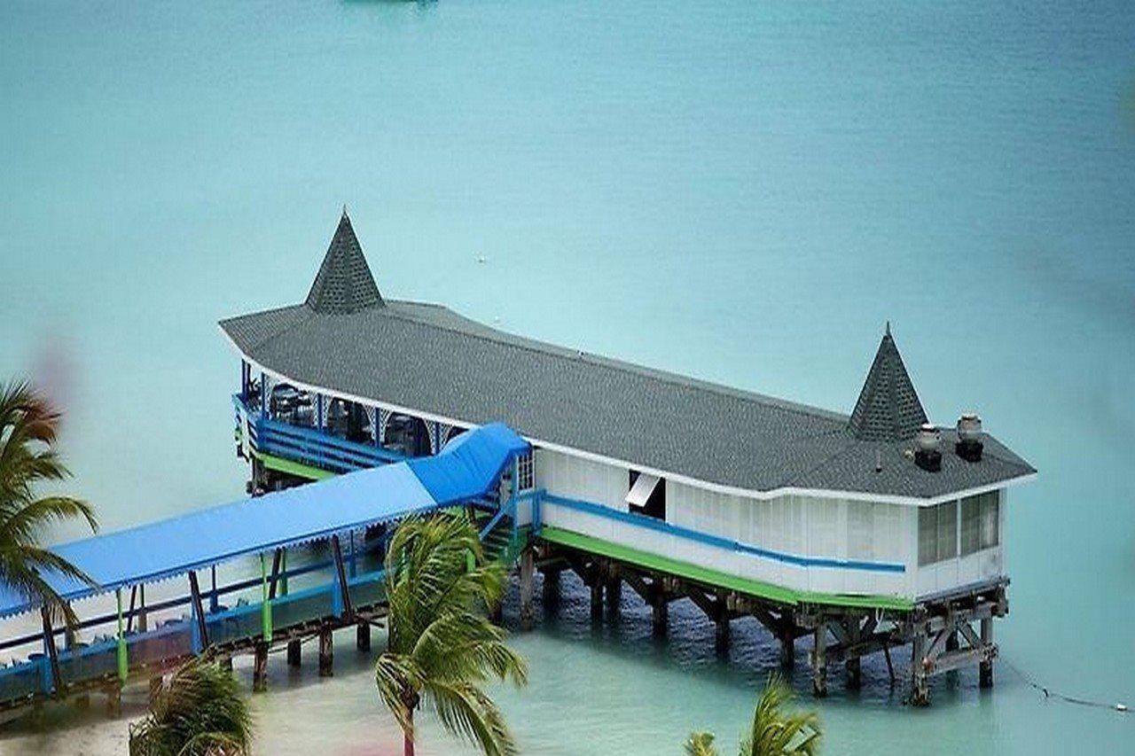 Starfish Halcyon Cove Hotel Dickenson Bay Exterior photo